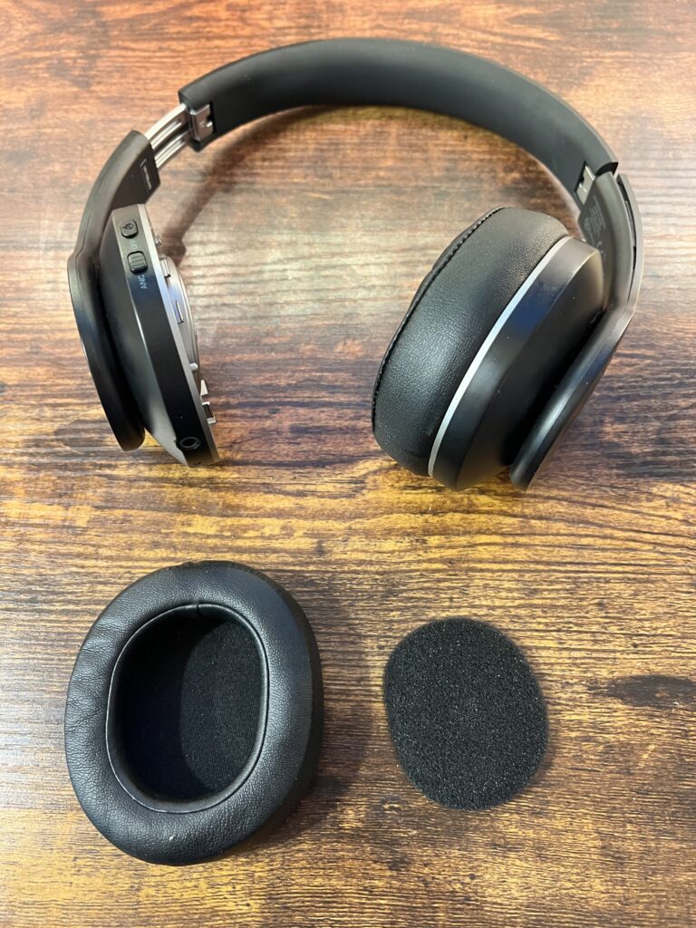 One earpad off, showing the headphones without the pad
